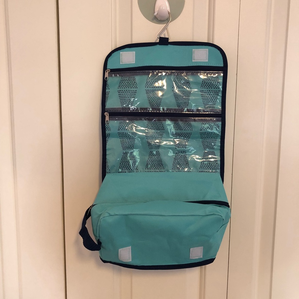 Hanging travel bag